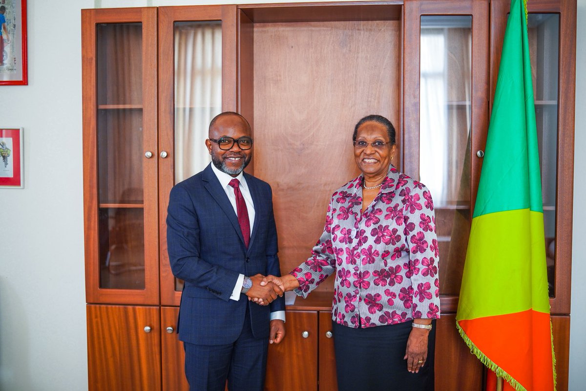CESECongo's tweet photo. 🇨🇬🇧🇯 Le 16 septembre 2025, au siège du Conseil économique, social et environnemental du Congo, Mme Émilienne Raoul, Présidente du CESE, a reçu Monsieur Conrad Gbaguidi, Président du Conseil économique et social du Bénin.

La rencontre s’est inscrite dans un esprit de dialogue et de partage d’expériences. Mme Émilienne Raoul a présenté le fonctionnement et le rôle du Conseil économique, social et environnemental du Congo, tandis que Monsieur Conrad Gbaguidi a exposé sur l’organisation et les missions du Conseil économique et social du Bénin.

Cet échange a mis en évidence les convergences entre les deux institutions, toutes deux animées par la volonté d’être des espaces de dialogue avec les populations et de réflexion stratégique pour accompagner les politiques publiques.

Les discussions ont également porté sur la nécessité de renforcer la coopération dans le cadre des faîtières et sur la place centrale de l’économie sociale et solidaire, identifiée comme un levier essentiel pour l’insertion des populations, le développement des petites et micro-entreprises et la croissance inclusive.

Un dialogue fructueux qui ouvre la voie à une collaboration plus dynamique et pertinente entre le Congo et le Bénin au service des citoyens.