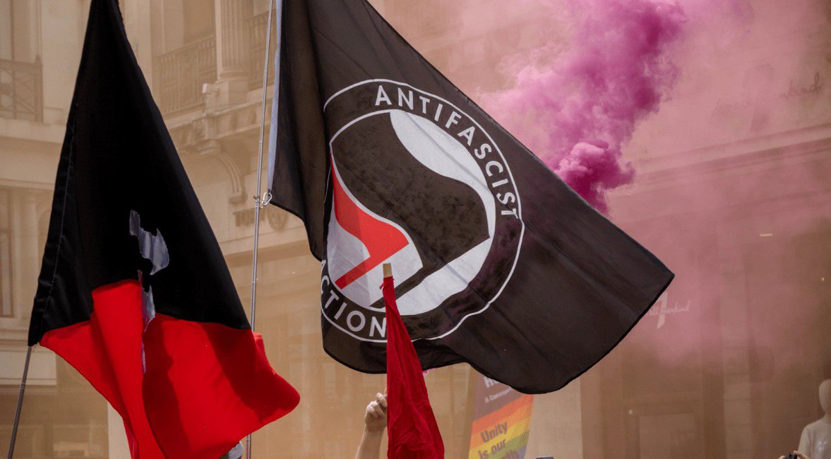 ultimora_pol's tweet image. 🇳🇱 #PaesiBassi – Con 76 favorevoli e 74 contrari, il Parlamento ha approvato una risoluzione che definisce il movimento Antifa come "organizzazione terroristica". Favorevoli #PVV (destra), #VVD (liberal-conservatori), #FvD (estrema destra), #BBB (ruralisti), #JA21 (destra) e #SGP