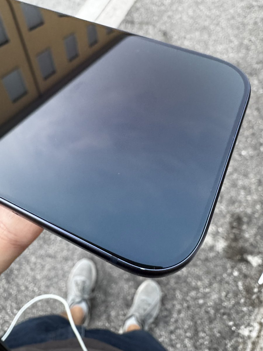 “Sicuramente tutte le foto degli #iPhone17Pro saranno esagerate, chissà che cosa fanno su quei telefoni”.

Sempre il mio che ha sbattuto contro un bottone in plastica dei jeans.

#Scratchgate