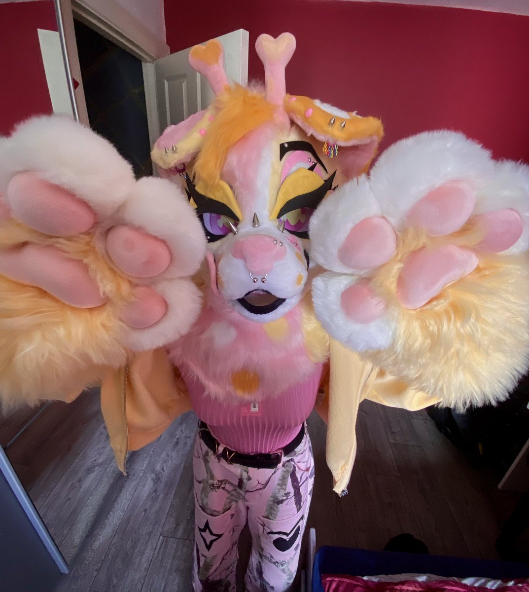 huntertheflooff's tweet photo. Hello chat

#furrygirl #furryfandom #furryoc #FursuitFriday #fursuiter #irishfur https://t.co/WHzfI8JXwe