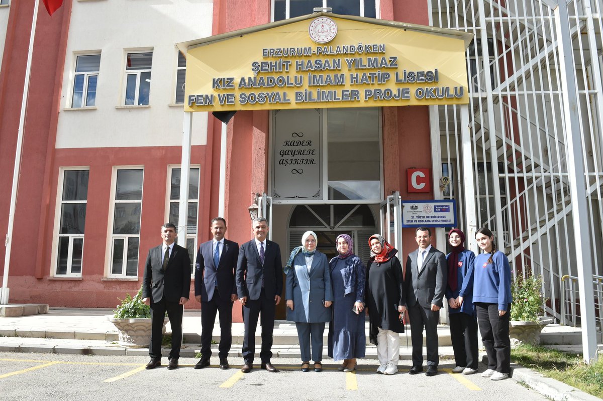 Erzurum_Mem's tweet photo. 📚 Millî Eğitim Bakan Yardımcımız Sayın Celile Eren Ökten, ilimizi ziyaret ederek Şehit Hasan Yılmaz Kız Anadolu İmam Hatip Lisesi ve Olgunlaşma Enstitümüzde bizlerle bir araya geldi. 🌸

👩‍🎓 Öğrencilerimizle sınıflarında keyifli sohbetler eden Sayın Ökten, öğretmenler odasında da öğretmenlerimizle buluşarak yeni eğitim-öğretim yılına dair fikir alışverişinde bulundu. 🤝

🎨 Ardından Olgunlaşma Enstitümüzde el emeği göz nuru çalışmalarımızı yakından inceledi.

Nazik ziyaretleri için Sayın Bakan Yardımcımıza yürekten teşekkür ediyoruz. 🙏✨

@tcmeb @Yusuf__Tekin @CelileErenOKTEN @ErzurumValiligi @miamustafacftci @ekicis20