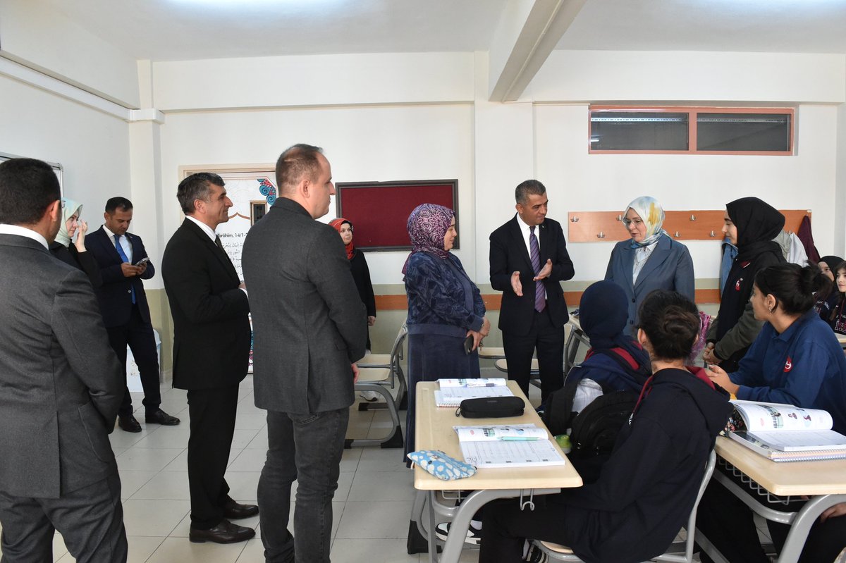 Erzurum_Mem's tweet photo. 📚 Millî Eğitim Bakan Yardımcımız Sayın Celile Eren Ökten, ilimizi ziyaret ederek Şehit Hasan Yılmaz Kız Anadolu İmam Hatip Lisesi ve Olgunlaşma Enstitümüzde bizlerle bir araya geldi. 🌸

👩‍🎓 Öğrencilerimizle sınıflarında keyifli sohbetler eden Sayın Ökten, öğretmenler odasında da öğretmenlerimizle buluşarak yeni eğitim-öğretim yılına dair fikir alışverişinde bulundu. 🤝

🎨 Ardından Olgunlaşma Enstitümüzde el emeği göz nuru çalışmalarımızı yakından inceledi.

Nazik ziyaretleri için Sayın Bakan Yardımcımıza yürekten teşekkür ediyoruz. 🙏✨

@tcmeb @Yusuf__Tekin @CelileErenOKTEN @ErzurumValiligi @miamustafacftci @ekicis20