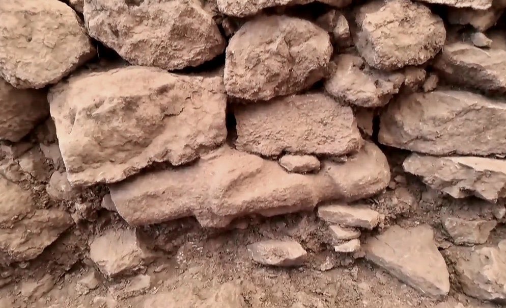 BrightInsight6's tweet photo. 🚨Today’s discovery of a 12,000yr Human Statue at GOBEKLI TEPE highlights just how clueless Archaeologists about this site…

They’re claiming it was a “ritual offering”, and placed under this wall of rubble as part of its original design 🤦🏼‍♂️

No. This is clearly recycled, placed long after its original creation, and is now part of this hideously primitive wall which clearly has nothing in common with the sophistication of whatever Gobekli Tepe was originally built to be.

Anyone that grew up watching Sesame Street can understand the difference.

Like I always say, look and think for yourself.
Do you really believe they carved this sophisticated stone statue with the intention of laying it underneath stone rubble?