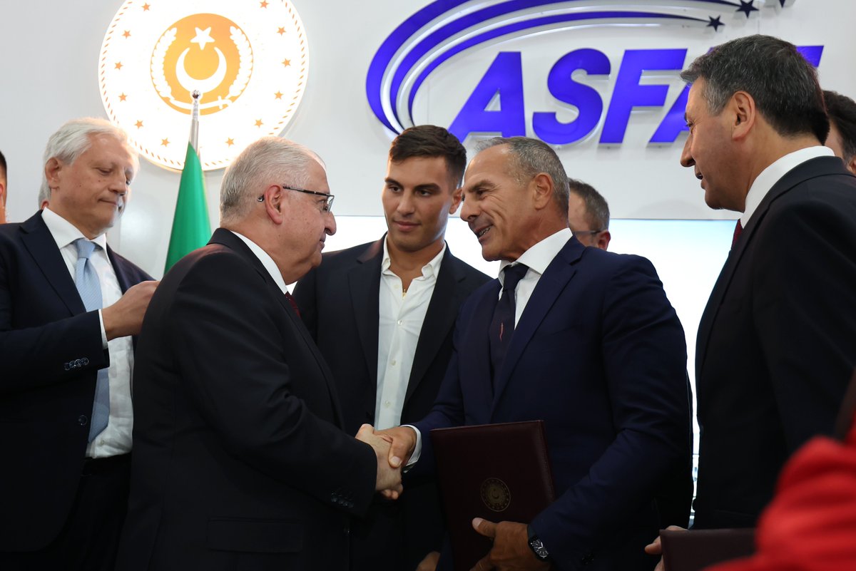 tcsavunma's tweet photo. Millî Savunma Bakanı Yaşar Güler, beraberinde Genelkurmay Başkanı Orgeneral Selçuk Bayraktaroğlu, Kuvvet Komutanları ve Bakan Yardımcıları ile İstanbul’da düzenlenen TEKNOFEST'e katıldı. 

Bakan Yaşar Güler’in himayelerinde, bağlı kuruluşumuz ASFAT AŞ ile İtalya’nın Magnaghi Havacılık Şirketi arasında “Ortak Girişim Sözleşmesi” imzalandı. 

Bakan Yaşar Güler ve beraberindekiler daha sonra T3 Vakfı Yönetim Kurulu Başkanı Selçuk Bayraktar ile TEKNOFEST'te yer alan stantları dolaşarak, sergilenen teknolojileri inceledi.

#MillîSavunmaBakanlığı 
#YaşarGüler