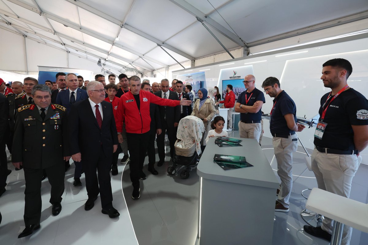 tcsavunma's tweet photo. Millî Savunma Bakanı Yaşar Güler, beraberinde Genelkurmay Başkanı Orgeneral Selçuk Bayraktaroğlu, Kuvvet Komutanları ve Bakan Yardımcıları ile İstanbul’da düzenlenen TEKNOFEST'e katıldı. 

Bakan Yaşar Güler’in himayelerinde, bağlı kuruluşumuz ASFAT AŞ ile İtalya’nın Magnaghi Havacılık Şirketi arasında “Ortak Girişim Sözleşmesi” imzalandı. 

Bakan Yaşar Güler ve beraberindekiler daha sonra T3 Vakfı Yönetim Kurulu Başkanı Selçuk Bayraktar ile TEKNOFEST'te yer alan stantları dolaşarak, sergilenen teknolojileri inceledi.

#MillîSavunmaBakanlığı 
#YaşarGüler
