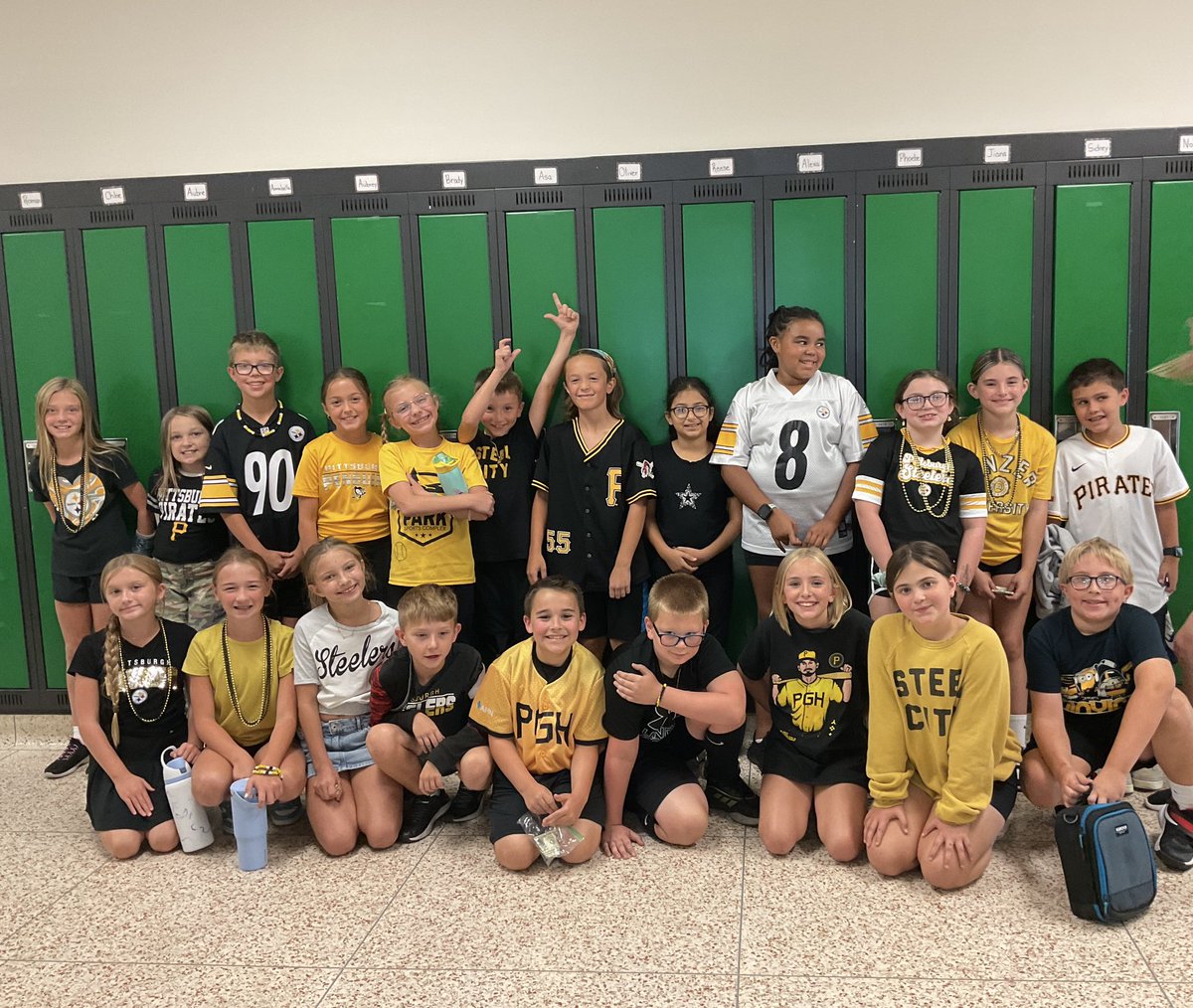 SAESTitans's tweet image. “Yinz” were ready for Black &amp;amp; Gold day! 🖤💛