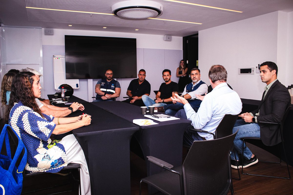 Ontem, fechei o dia reunido com instrutores de stand up, ao lado do secretário de ordem pública <a href="/MarcusBelchior_/">Marcus Belchior</a>, do GEL da Lagoa <a href="/lealtds/">Gabriel Leal</a> e do <a href="/LeoTubarao/">Leo Tubarão</a>. Bate-papo para melhorar ainda mais a organização das atividades, garantir mais segurança para os praticantes.