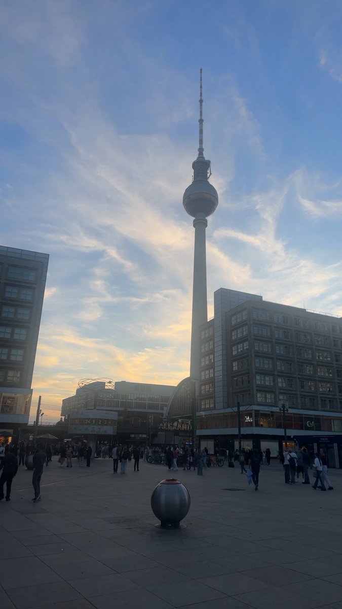 fredmonster2004's tweet photo. 📍 Berlin

"You don't think that fell out of James's luggage do you?" https://t.co/H2LmmJjGrf