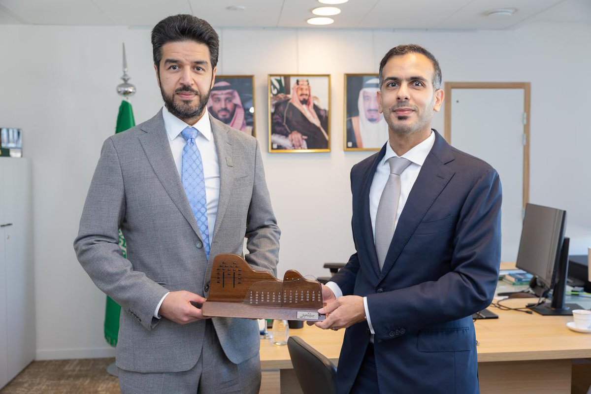 التقى سعادة د. عبدالإله الطخيس، المندوب الدائم للمملكة لدى اليونسكو في فرنسا، أمين عام #موهبة أ. عبدالعزيز الكريديس، وجرى خلال اللقاء استعراض جهود موهبة الدولية في رعاية وتمكين الموهوبين، وبحث فرص التعاون مع اليونسكو في سبيل نقل المعرفة وتعزيز حضور الموهوبين السعوديين عالميًا.