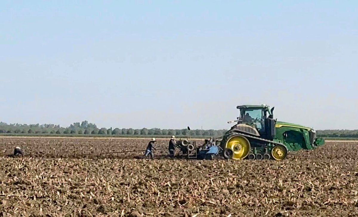 UFWupdates's tweet image. &quot;Oscar&quot; shares: We&apos;re getting the field ready for the next crop to grow. The tractor is pulling a planter across across the cleared field. Farm workers guide and feed the machine. This planting work is slow, careful, skilled work. #WeFeedYou