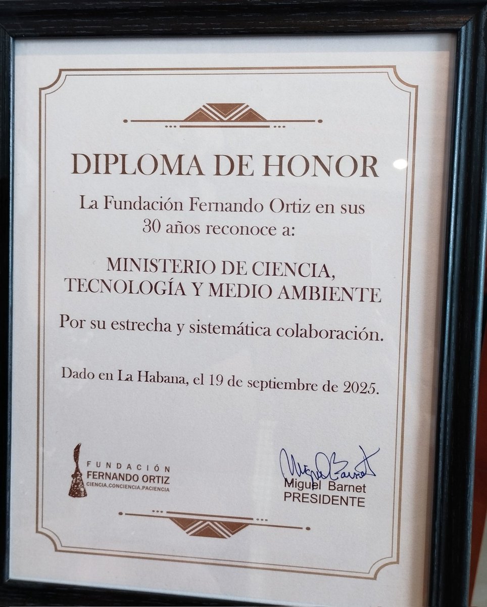 Reciben <a href="/citmacuba/">Ministerio de Ciencia, Tecnología y Medio Ambiente</a> y los Institutos de Literatura y Lingüística y Antropología, el Diploma de Honor que otorgó la Fundación Fernando Ortíz, en el marco de la celebración de su #30Aniversario, por las estrechas relaciones de colaboración científica. Felicidades! <a href="/ArmandoRguezB/">Armando</a>