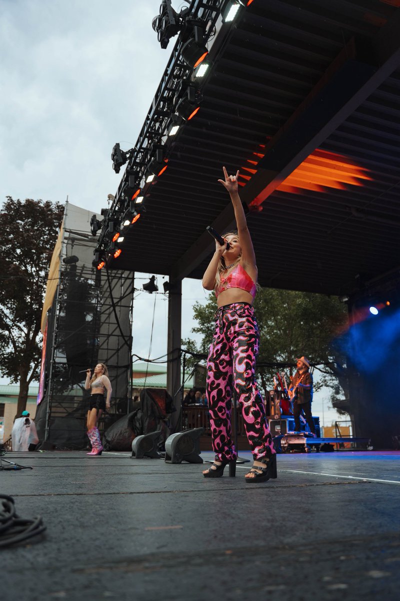 go on gurrlll have a ball 😎🪩 see you in Illinois tonight and Ohio tomorrow!