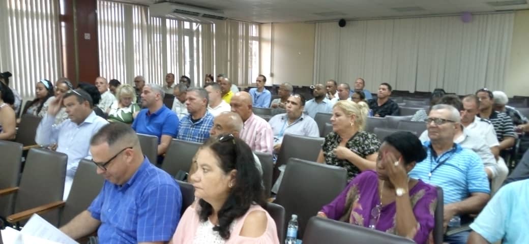 Hoy compartimos con los cuadros del <a href="/geiacuba/">Grupo Empresarial de la Industria Alimentaria</a> para evaluar la marcha del cumplimiento de nuestro programa. Una reunión necesaria para alinear estrategias y corregir el rumbo.
Abro 🧵