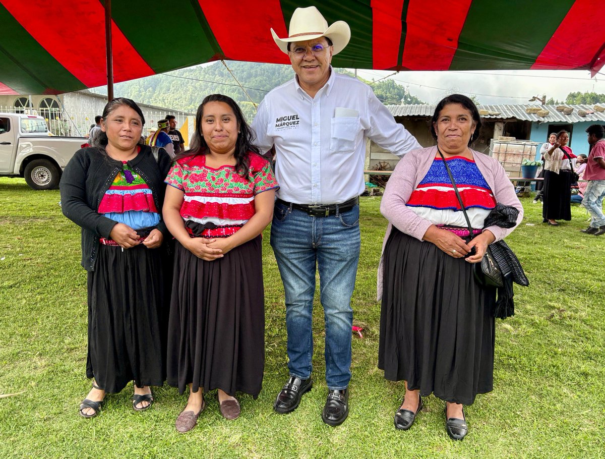 CongresoPue's tweet photo. 🌽 Con más de 85 años de historia, fe y unión social, la Fiesta Tradicional de la Bendición de los Elotes en Tlacomulco, Huauchinango, recibió al diputado @MMRios_Huauchi, quien refrendó su compromiso de apoyar las tradiciones desde el #CongresoDePuebla.

✨ El legislador reconoció el esfuerzo de la comunidad y destacó acciones recientes como la instalación de lámparas, reflectores y pintura en la cancha, que fortalecen la vida comunitaria 🤝.
