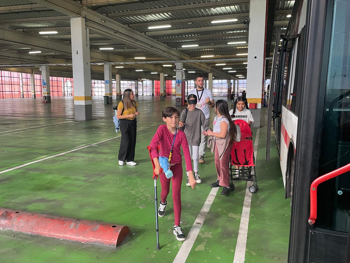 GijonBus's tweet photo. 🚍El CoLeGio PúbliCo TrEmaÑes, chicos y chicas de quinto de primaria celebraron la #SemanaEuropeaMovilidad 2025.
Visitaron nuestras instalaciones y disfrutaron de una gymkana sobre #MovilidadSostenible y #TransportesSostenibles.
¡Aprendiendo en mooovimiento!
#EMTUSAconecta https://t.co/WRBmJoyywN