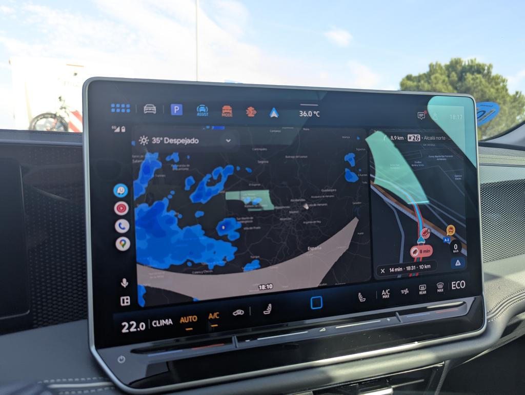 GuilleAlfonsin's tweet image. Alarma de lluvia en Android Auto es un inventazo.
Cansado de explotar a Raquel de copiloto para que me cante si cae nieve en piqueras, ahora lo tendremos en pantalla en directo.