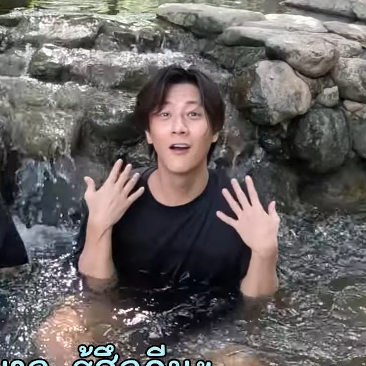 ตอนพี่เอาเท้าแตะๆน้ำตรงนี้น่ารักมากเลยอ่ะ มองแต่เท้า