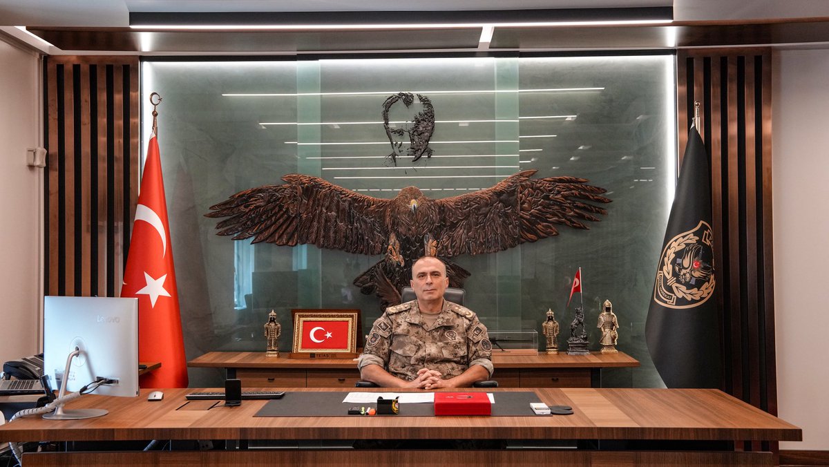 Ünsal HAYAL
Özel Harekât Başkanı
1. Sınıf Emniyet Müdürü

1971 yılında İzmir ili Menemen ilçesinde doğdu. 1993 yılında Polis Akademisi’ni bitirerek Komiser Yardımcısı rütbesi ile Emniyet Teşkilatı’nda göreve başladı.

İlk atama yeri olan Amasya İl Emniyet Müdürlüğünden Temel Özel