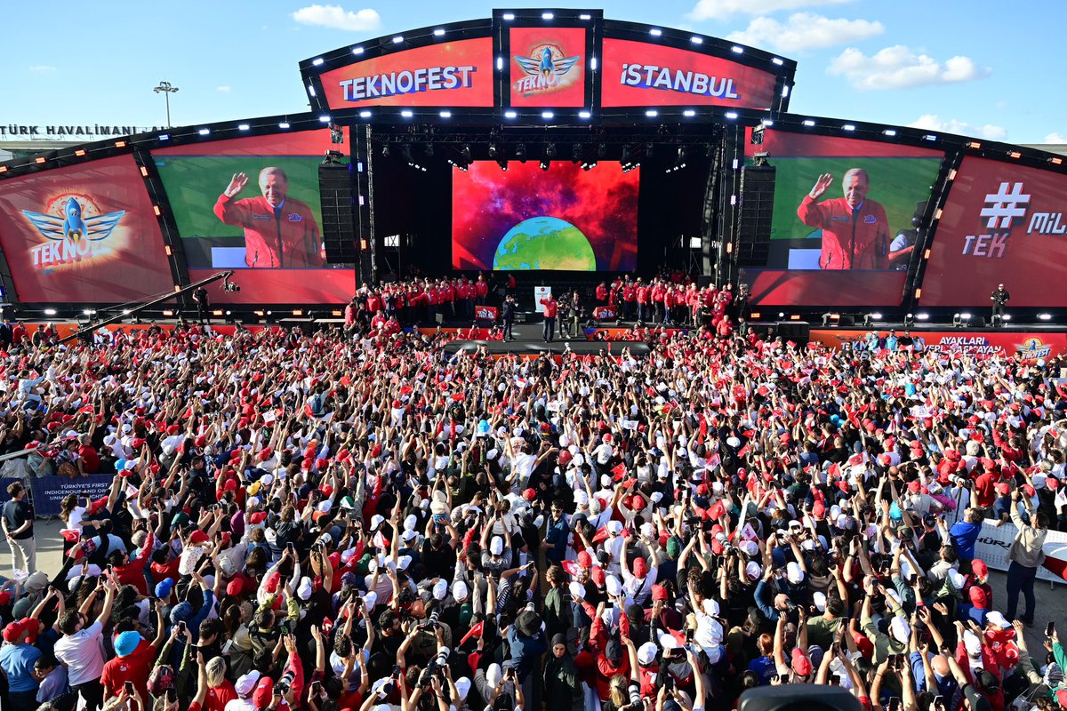 Cumhurbaşkanımız Sayın <a href="/RTErdogan/">Recep Tayyip Erdoğan</a> ile birlikte #TEKNOFEST’te ülkemizin mühendislik gücüne yön verecek gençlerimizin heyecanına ortak olduk. 🚀

Bakanlığımızca bu yıl ikincisi düzenlenen “Nükleer Enerji Teknolojileri Tasarım Yarışması”nda Türkiye’nin nükleer teknoloji vizyonuna