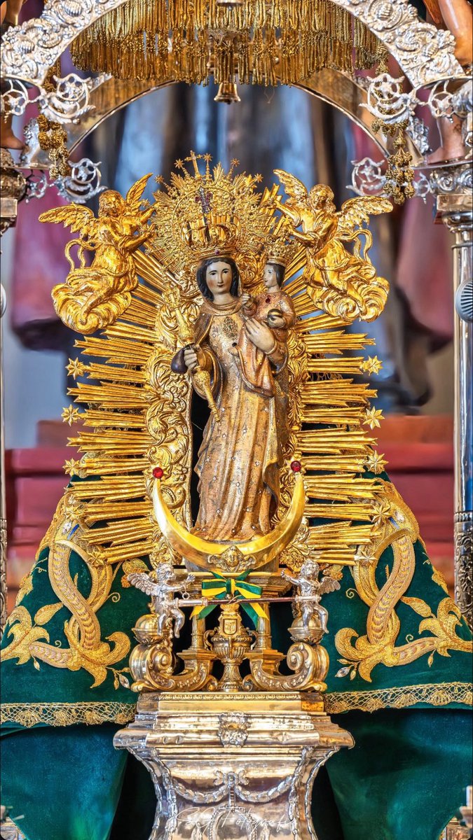 Desde Alájar, Nuestra Señora la Reina de los Ángeles.
La Virgen pequeñita de la Sierra nos muestra su talla completa y tras ella su icónica ráfaga.
Porta uno de sus doce mantos, el verde regalo de las hermandades filiales con motivo de su coronación.
📸 Saúl García Fotografía