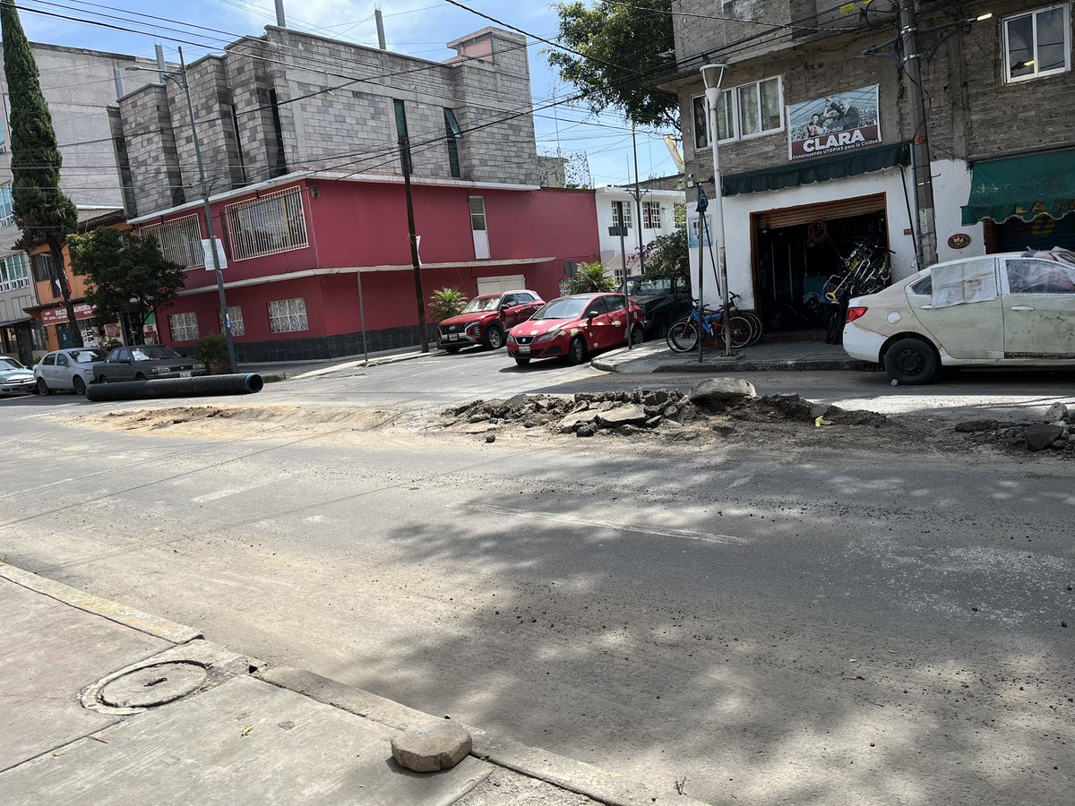 PauliManzo's tweet photo. Cuando tienen planeado terminar lo que dejaron en la calle Ernesto P Uruchurtu? @IztacalcoAl @nmasforo @LourdesPaz24 https://t.co/U4K4KfRYen