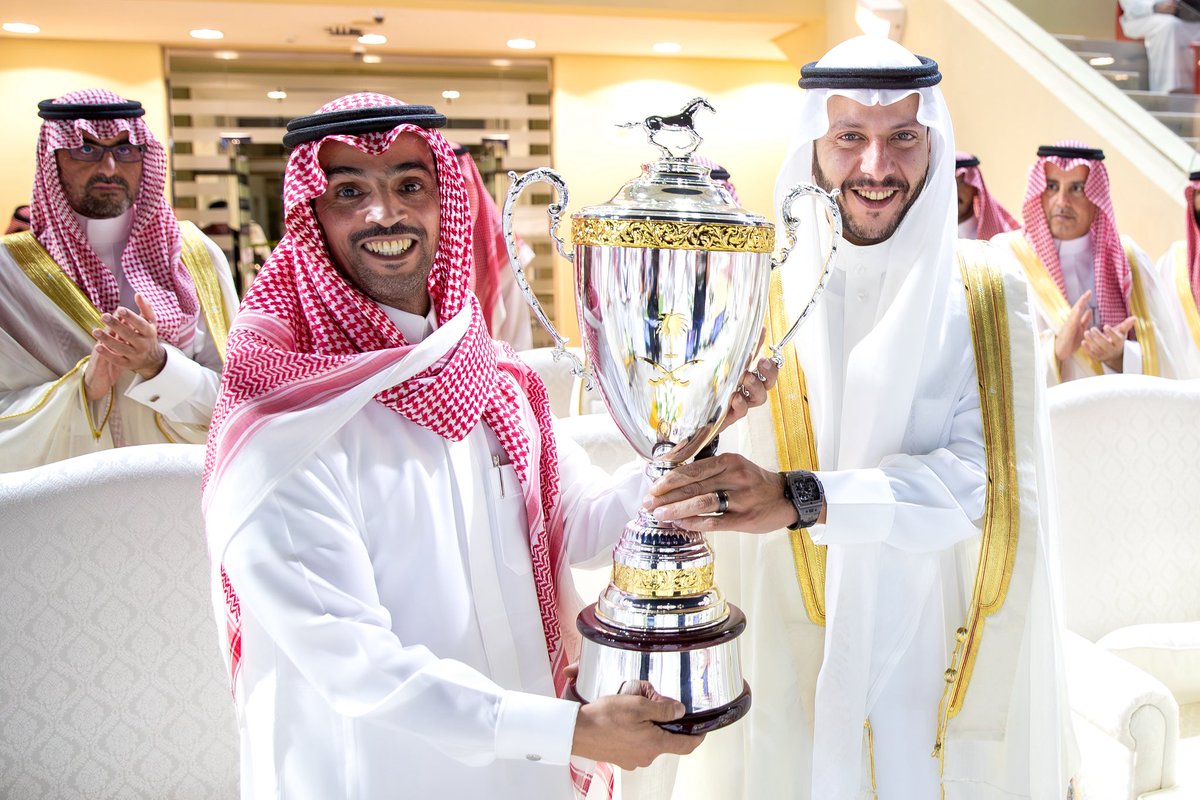 الشوط التاسع - الحفل 17 

كأس الأمير عبدالله الفيصل للخيل العربية الأصيلة مصنف دولي "ليستد"🏆 
 
صاحب السمو الملكي الأمير سعود بن نهار بن سعود بن عبدالعزيز محافظ محافظة الطائف أثناء تسليم الكأس للمدرب ناصر بن مطلق

 الفائز : تلال الخالدية
المالك : اسطبلات الخالدية

ألف مبروك 👏🤩
