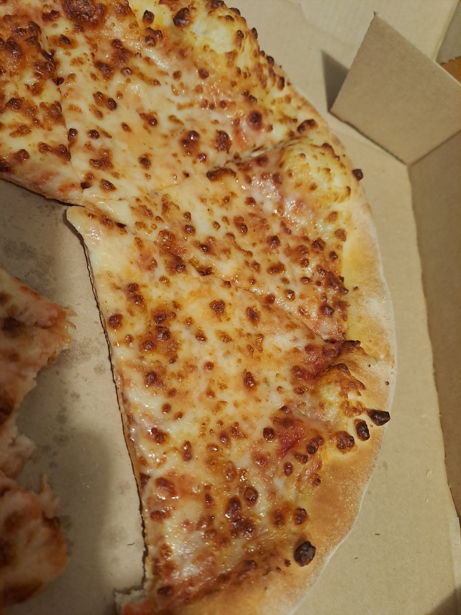 madilermadisi's tweet photo. @DominosTR bu pizzaların bol malzemos ve margarita bla bla olduguna emin misiniz ? Margaritada domatesi goremedim , bol malzemosta da malzeme var mı yok mu belli degil. Üç mısır iki biber, jiletle kesilmis diger urunler.. ne yedim belli degil https://t.co/jDb6ZctuaZ