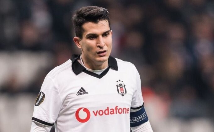 Beşiktaş'ta uzun bir süre duygusallık yasaklanmalı. Tamam eyvallah karakterine laf yok ama futbol olarak tam bir ÇÖP KAZMA.

Umarım bunlar aldığı son dakikalar olmuştur.

Ayrıca Felix-Paulista tandemi olmuyor artık hiç zorlamanın anlamı yok, acil değişiklik şart.