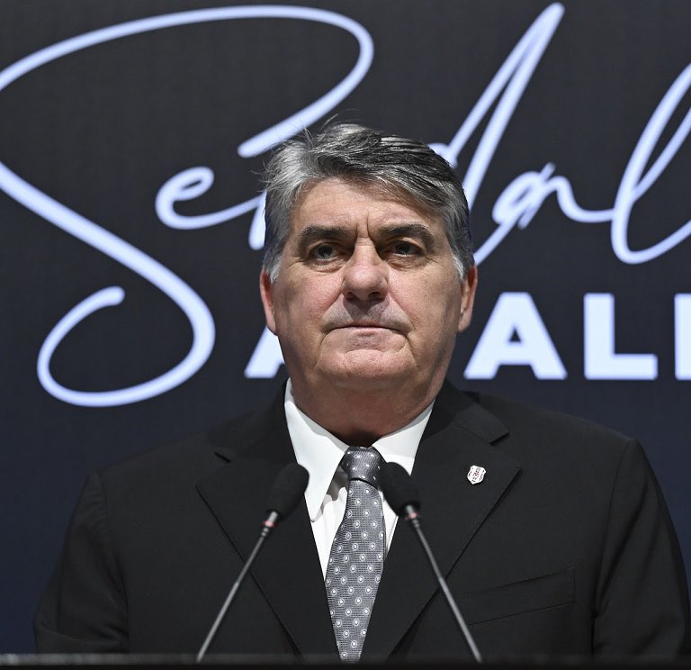 •Kartal dururken 2 yıldır top yüzü görmeyen Necibi oynattım 
•Djalo varken durduk yere kesik attım Paulista oynattım
•Emirhan varken saatli bomba  Udoxai oynattım

•Kimsenin aklına gelemeyecek oyuncular alacam dedim Necip orta saha oynuyor 2 gol yedirdi 
#GÖZvBJK