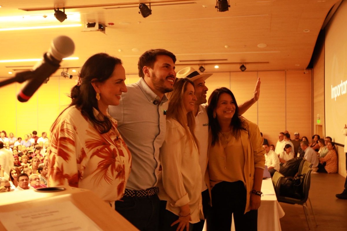 Unidad=VICTORIA. 

⁦<a href="/andresguerraho/">Andrés Guerra Hoyos</a>⁩ 
⁦<a href="/PalomaValenciaL/">Paloma Valencia L</a>⁩ 
⁦<a href="/PaolaHolguin/">Paola Holguín 🇨🇴</a>⁩ 
⁦<a href="/MariaFdaCabal/">María Fernanda Cabal</a>⁩ 

⁦<a href="/AlvaroUribeVel/">Álvaro Uribe Vélez</a>⁩ 
⁦<a href="/CeDemocratico/">Centro Democrático</a>⁩