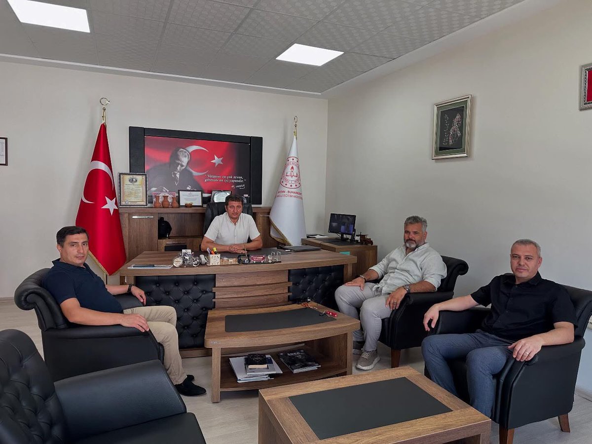 Milliyetçi Hareket Partisi Buharkent İlçe Başkanı Sn Mustafa ÇAKIR Yeni eğitim öğretim yılı vesilesiyle İlçe Milli Eğitim Müdürümüz Sn Cavit BAŞTÜRK ve şube müdürlerimizi ziyaret etti.