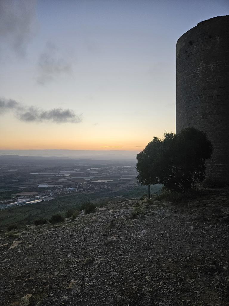 Bona nit a tots 🧡
Vaig baixant ,que en una estona , negra nit 😬
Montgrí ♥️