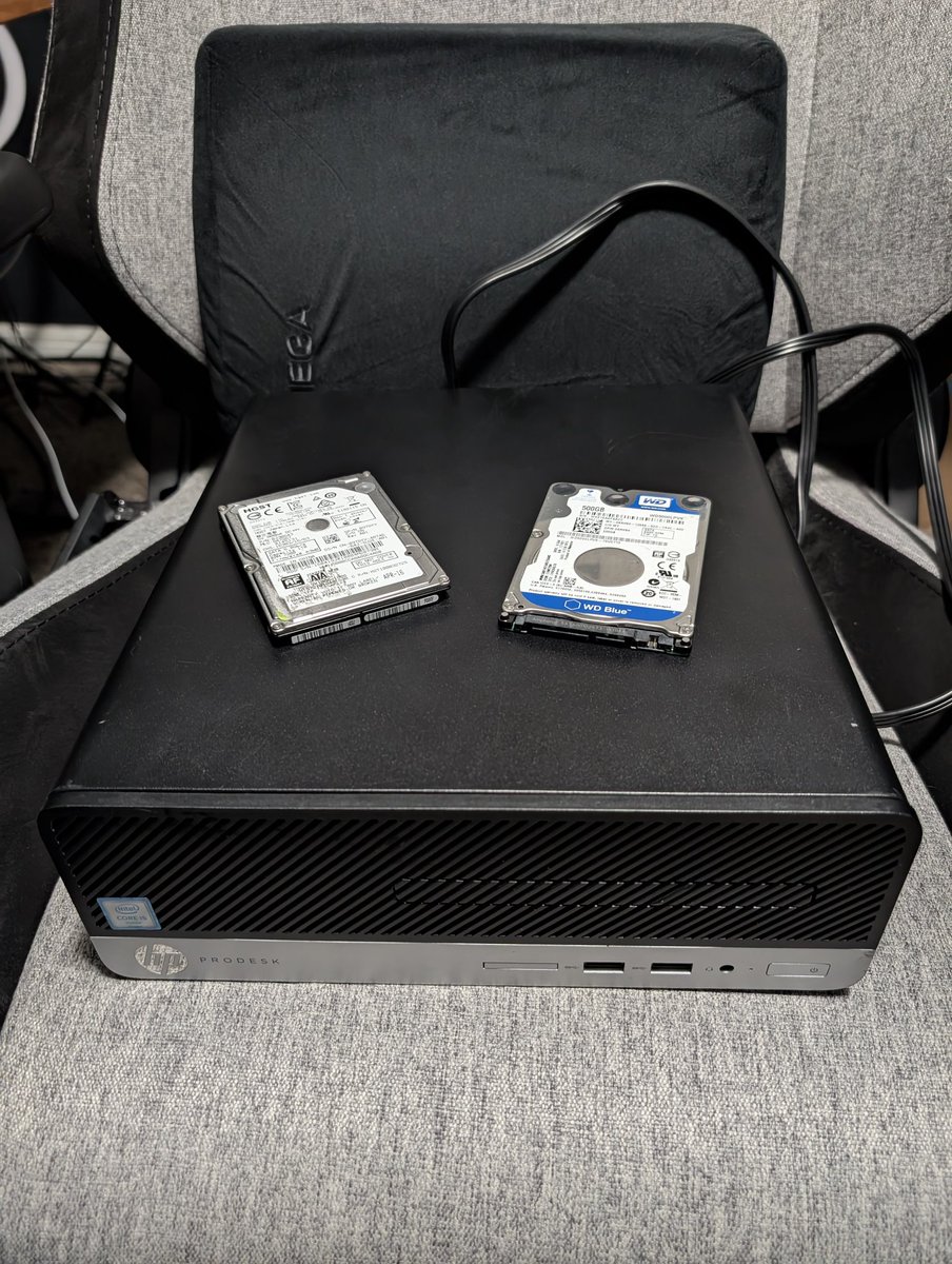 codeNtacos's tweet image. Might have a problem 🤣 this also doesn't fit the rack my other server is in so now what?