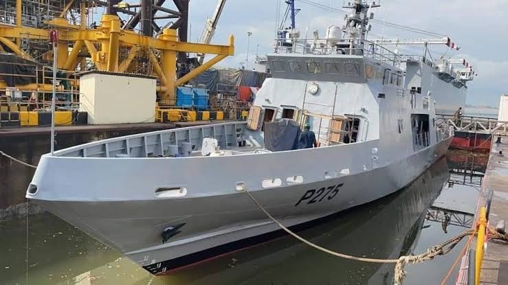 A Made-In-Nigeria 🇳🇬 Vessel, NNS Oji locally built at the Naval Dockyard Limited, Lagos solely by Navy engineers 🙌🏾🇳🇬👍
