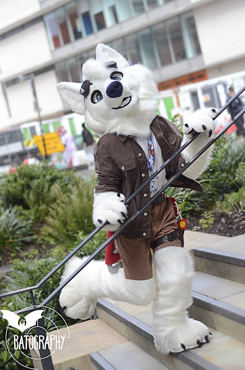 Tra la la! #FursuitFriday 
✂️- <a href="/GoFurItstudios/">Go Fur It</a> 
📷 - <a href="/dutchthebat/">Dutch The Bat</a>