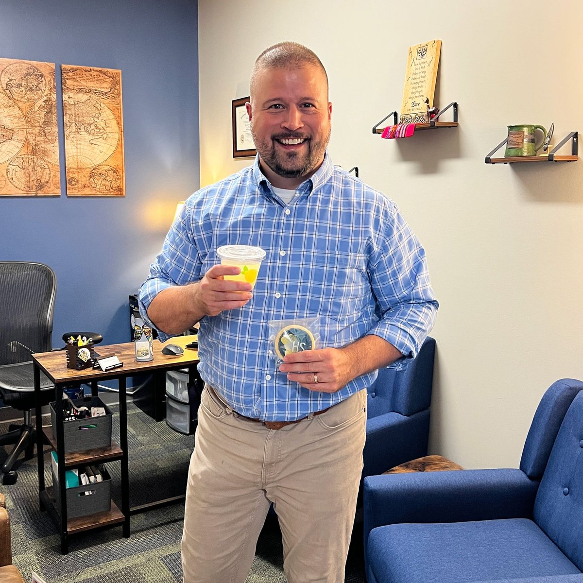 CarmelCougars's tweet photo. 💛🍋 A big THANK YOU to our incredible PTF parent volunteers for the special classroom deliveries to our faculty & staff yesterday! The lemonade & homemade CCS cookies (made with love by a CCS mom!) were such a sweet treat! #ccses #ccsms #ccshs https://t.co/TXszrvDFAD