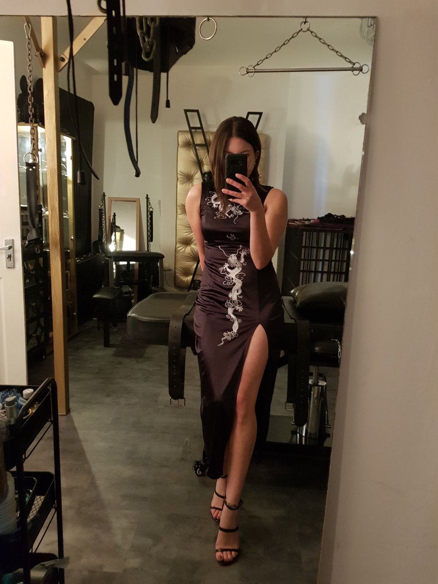 TheEmpressAkari's tweet photo. Help Me celebrate the weekend in style by sharing this post! https://t.co/gXUs68dCVH