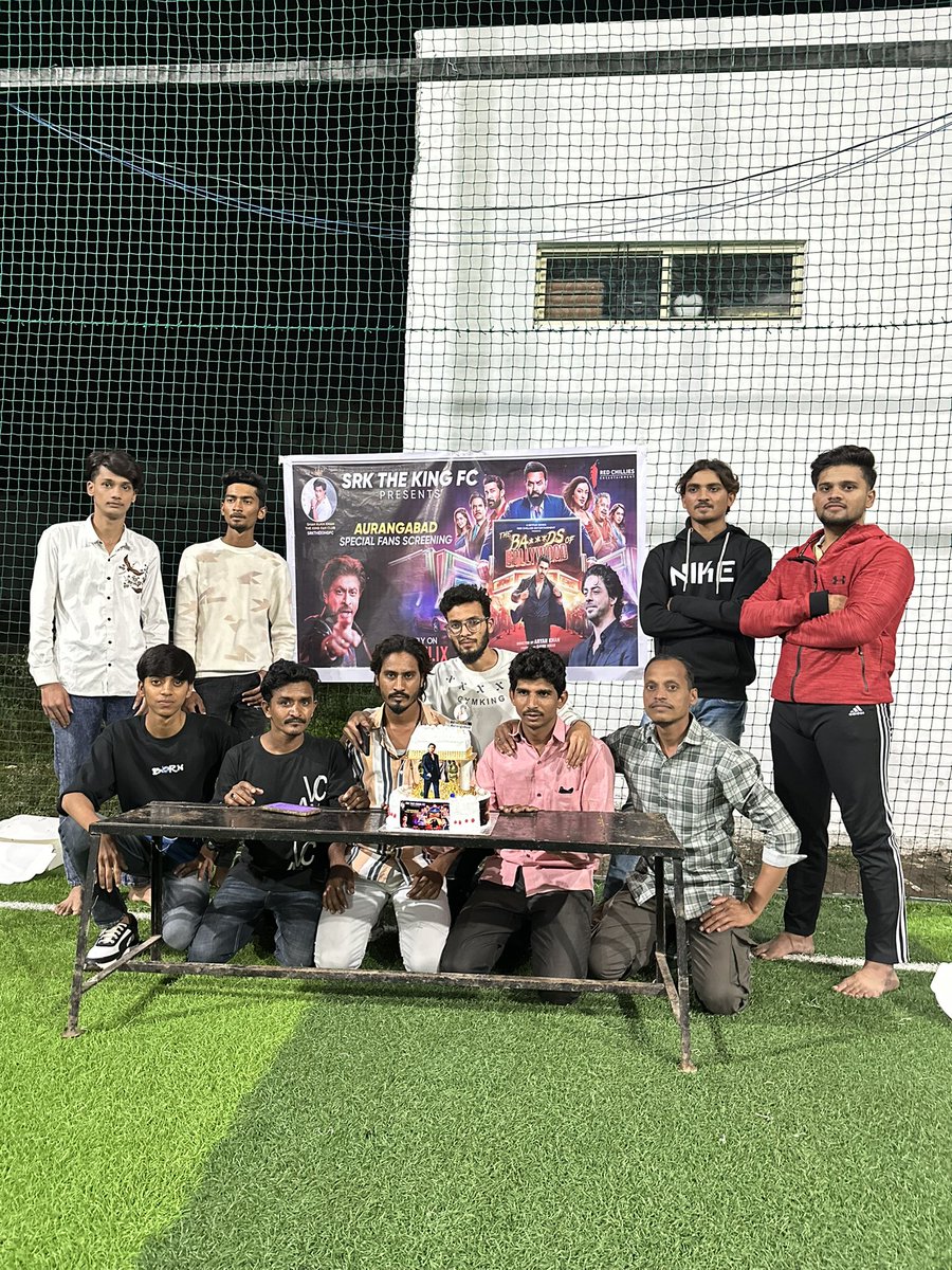 srkthekingfp's tweet photo. Our SRK The King FC Aurangabad celebrated the release of The Bads of Bollywood in true royal style and a specially designed cake 🎂
With SRK, every moment turns into a celebration! 🔥❤️
@iamsrk @RedChilliesEnt @BilalS158 

#ShahRukhKhan #TheBadsOfBollywood #AryanKhan https://t.co/9xypSAKwmh