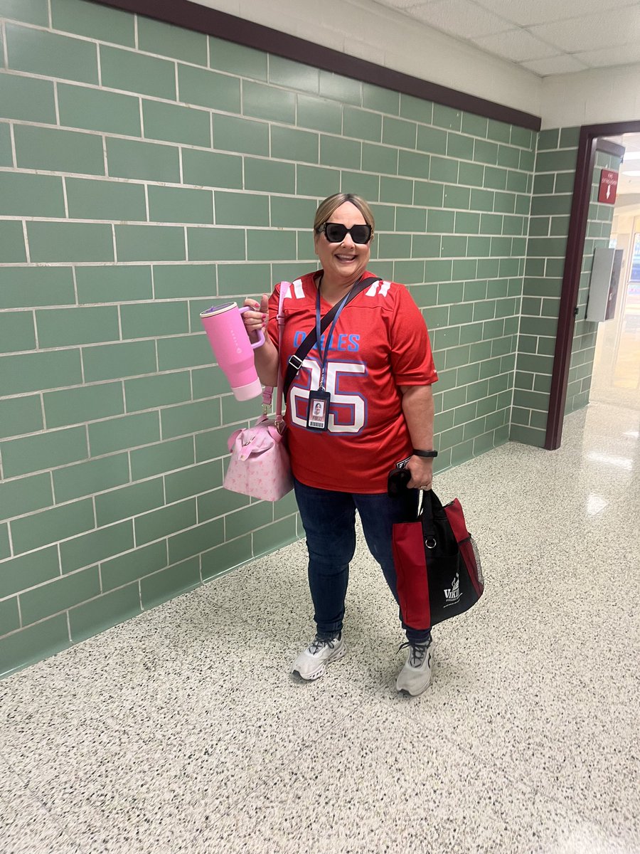 DonnaBolden10's tweet image. 💙🤍 Say HELLO to Spirit Week! Today we’re showing our school pride loud and proud! Let’s come together as one and celebrate Hello Week with unity, spirit, and pride! 🎉🙌 #HelloWeek #SchoolPride #DMSStrong @sandyhook