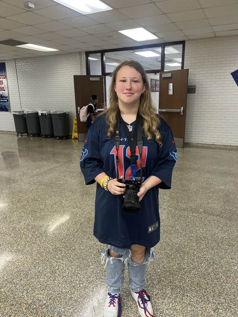 DonnaBolden10's tweet image. 💙🤍 Say HELLO to Spirit Week! Today we’re showing our school pride loud and proud! Let’s come together as one and celebrate Hello Week with unity, spirit, and pride! 🎉🙌 #HelloWeek #SchoolPride #DMSStrong @sandyhook