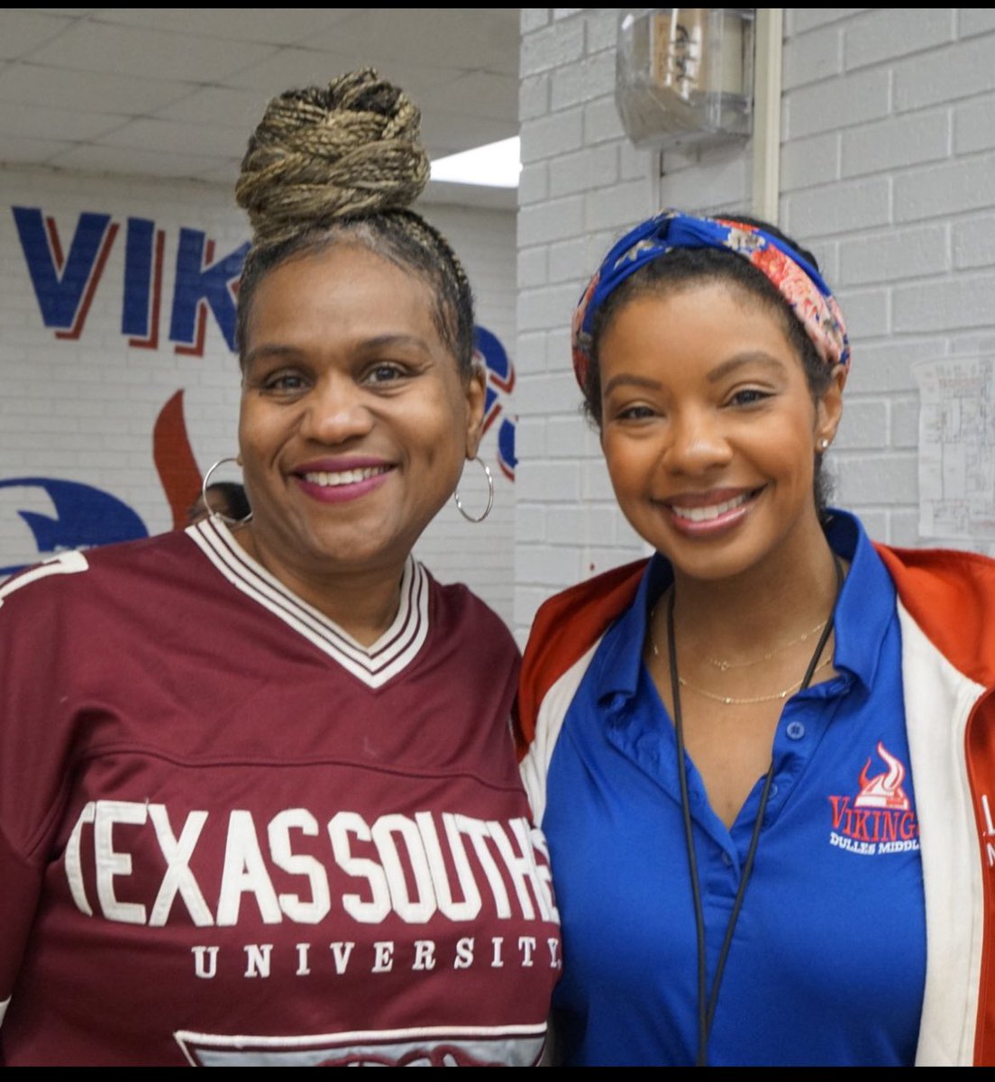 DonnaBolden10's tweet image. 💙🤍 Say HELLO to Spirit Week! Today we’re showing our school pride loud and proud! Let’s come together as one and celebrate Hello Week with unity, spirit, and pride! 🎉🙌 #HelloWeek #SchoolPride #DMSStrong @sandyhook