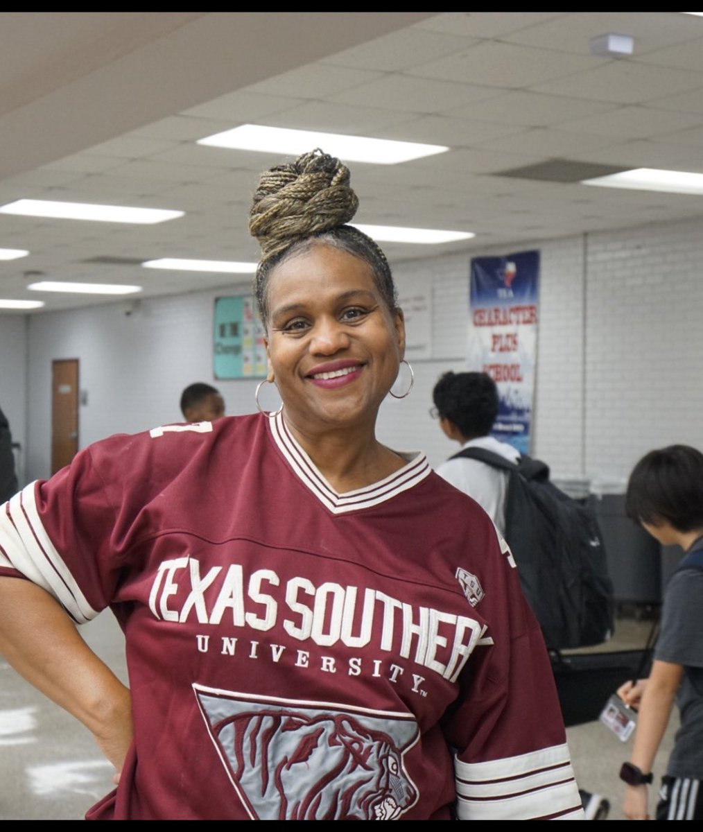 DonnaBolden10's tweet image. 💙🤍 Say HELLO to Spirit Week! Today we’re showing our school pride loud and proud! Let’s come together as one and celebrate Hello Week with unity, spirit, and pride! 🎉🙌 #HelloWeek #SchoolPride #DMSStrong @sandyhook