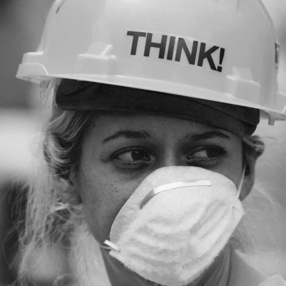 Esta fotos resume para mí mucho de lo que fue el 19-09-17 aquí estamos 4 personas abrazadas, llorando, sacando lo que se pudo de la que fue nuestra oficina. Nostr@s fuimos afortunad@s solo hubo daños materiales, para much@s fue de verdad fuerte e irreparable.