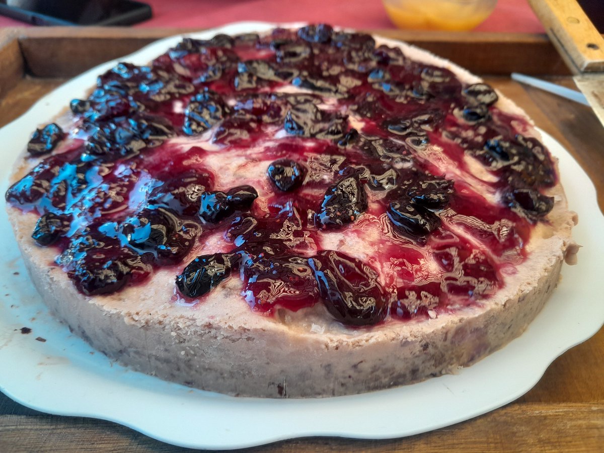 whtchuli's tweet photo. #sefuelarga #primaverahudson TORTA HELADA   Ingredientes  5 yemas 200 gr azúcar esencia de vainilla 250 gr crema de leche 6 vainillas 400 gr frutillas o frutos rojos https://t.co/dgI3H3QCEH