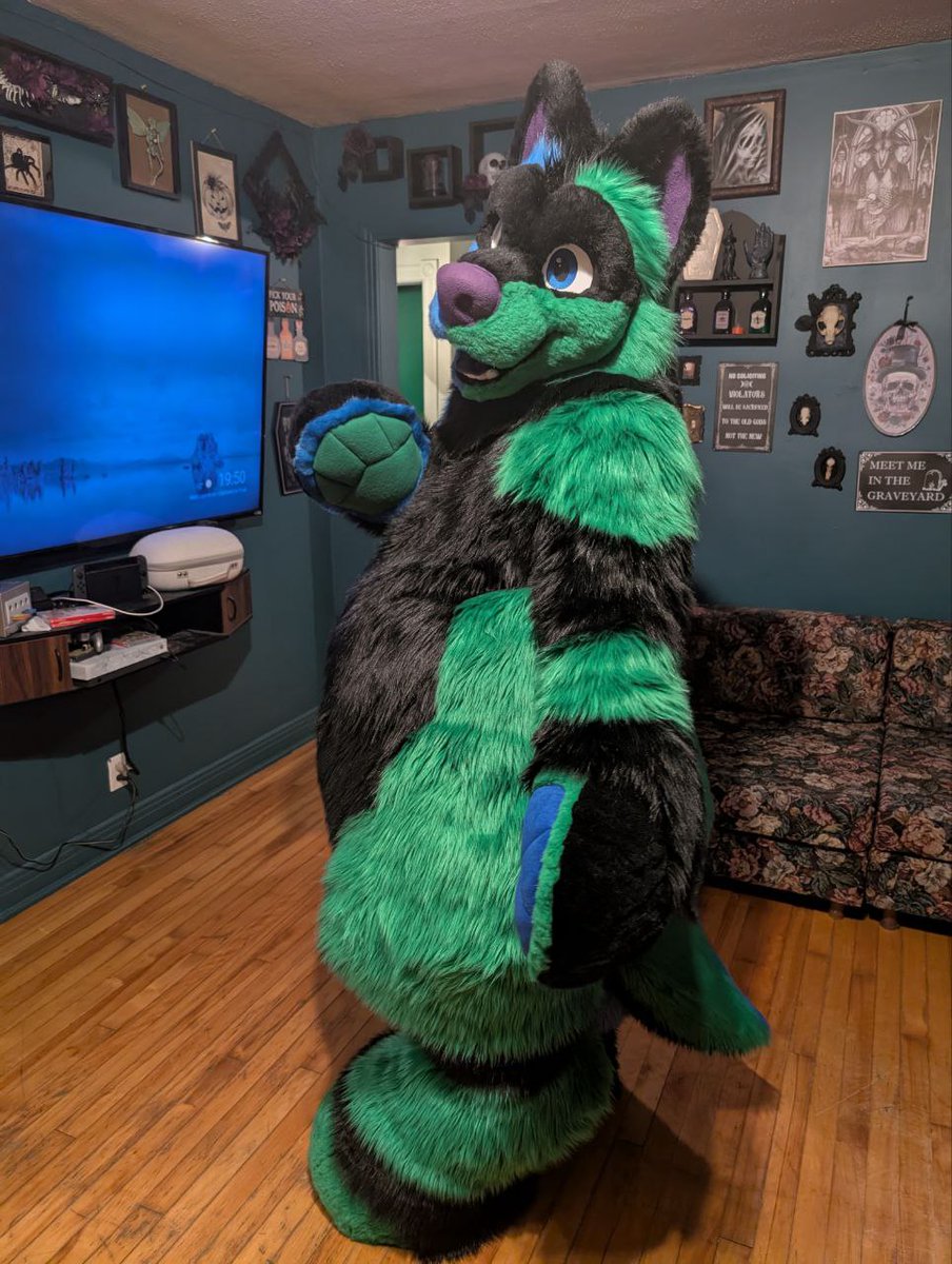 plush_army's tweet image. Happy #FursuitsFriday to all the plush ❤️
Here's the last plushi get out of my work room