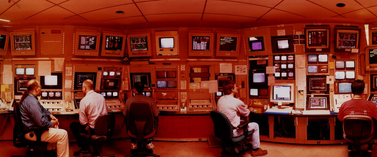 SLAClab's tweet image. How it started v. how its going 🖥️ 

This #FBF shows different control rooms from different decades, 1999 and 2019. How many monitors are too many? The limit does not exist in a SLAC control room!