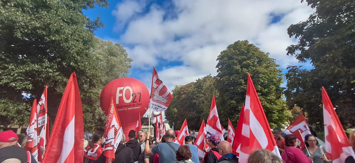 Le 18 septembre, nous avons ressorti le champignon rouge, la sono, drapeaux. Nous étions nombreux avec <a href="/force_ouvriere/">force_ouvriere</a> à Évreux (27), une vague rouge et blanche. Certains diront que nous étions 2500, d’autres 5000. Une chose est sûre, c’est que nous étions là pour protester.