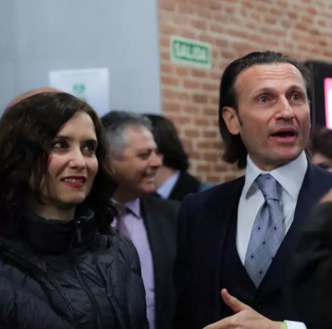 Se llama David Hatchwell, lider del lobby sionazi en España relacionado con Ayuso y Almeida.

Es el encargado de enterrar los cuerpos de los palestinos asesinados debajo del madroño.

Dinero por sangre, lo que a Ayuso y a Aznar les gusta.