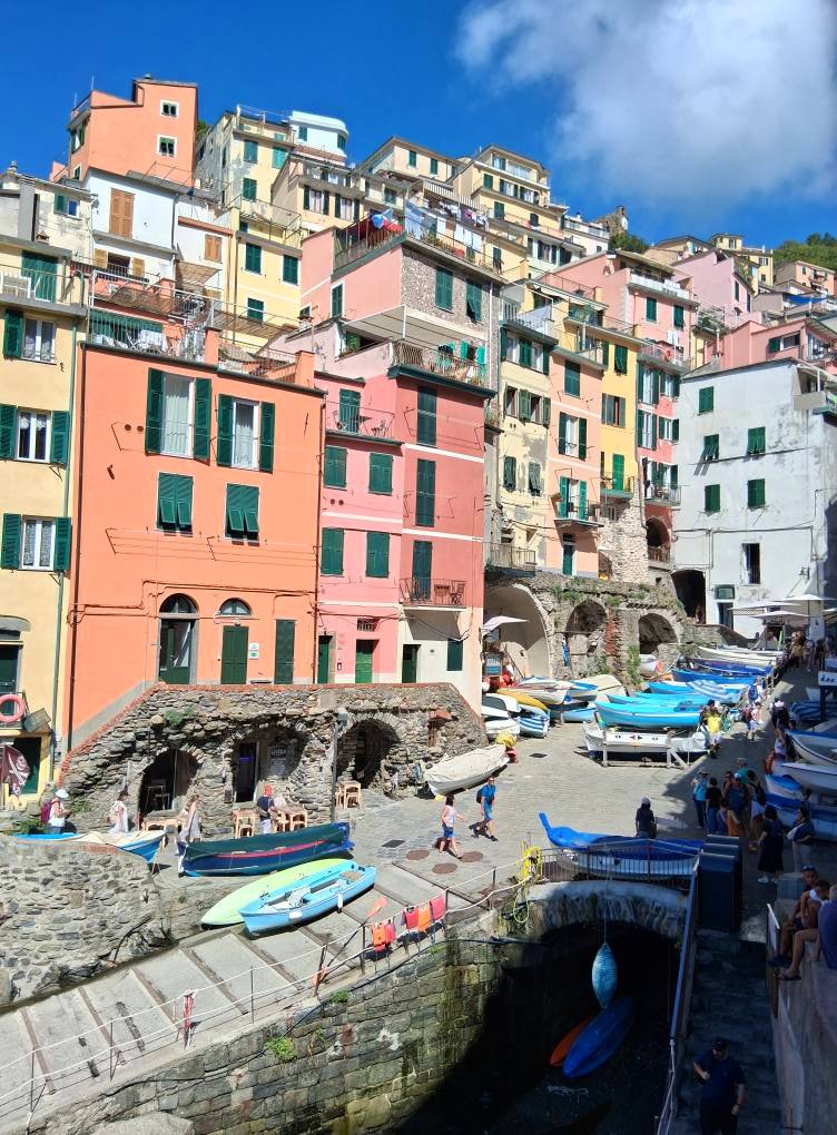AnemosTours's tweet image. Cinque Terre in shoulder season: fewer crowds, softer light, and colors that feel hand-painted by autumn itself. 

🎨 Boats rest, shutters open, and the coast whispers its slower rhythm.

#ItalyUnfiltered #FallEscape #AnemosTours