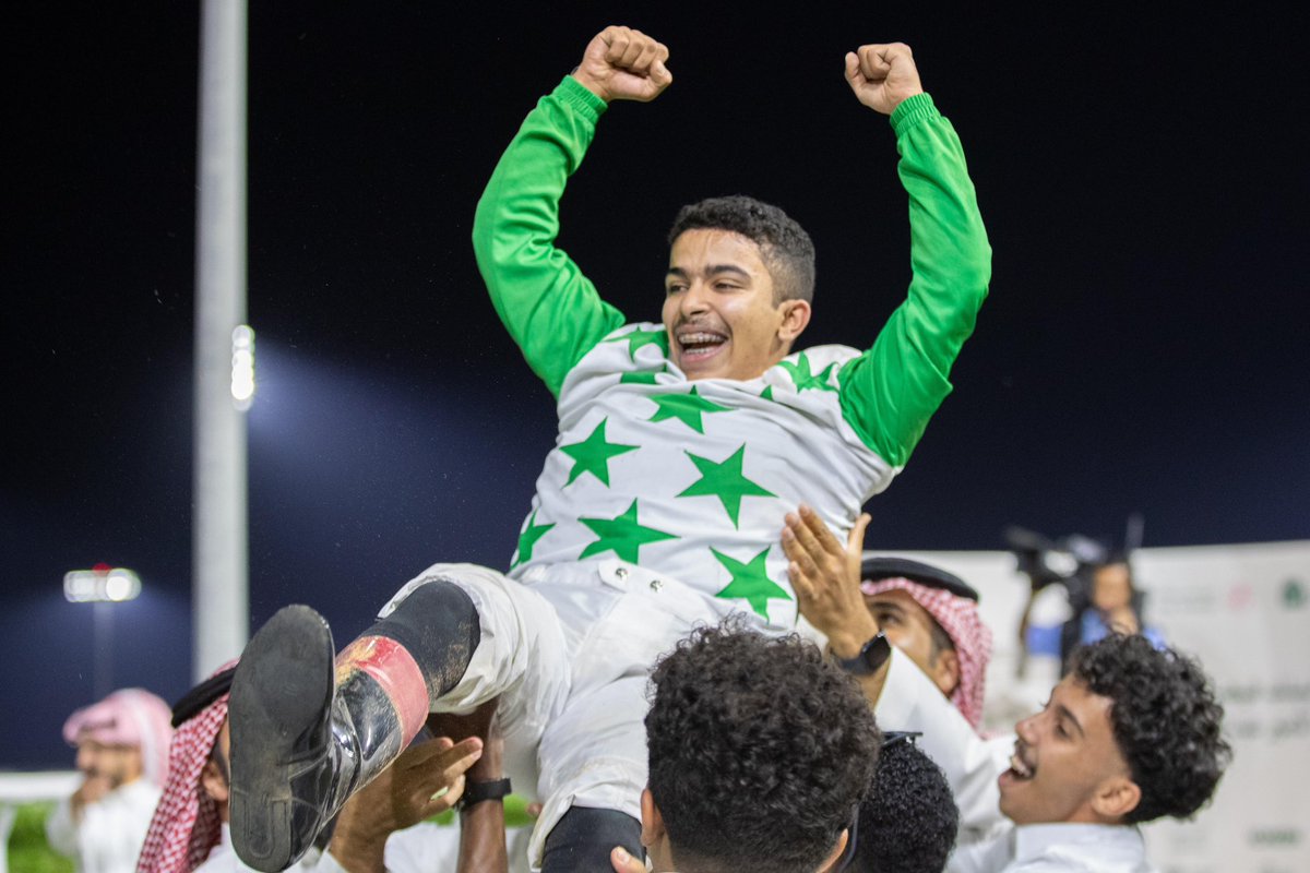 لحظات الفرح بانتصار البطل 
" وثاب المشاهير " 🤩🤩

في كأس الملك فيصل بن عبدالعزيز للخيل العربية المصنف للفئة الثالثة دولياً 🏆✨

#نادي_سباقات_الخيل
#موسم_سباقات_الطائف